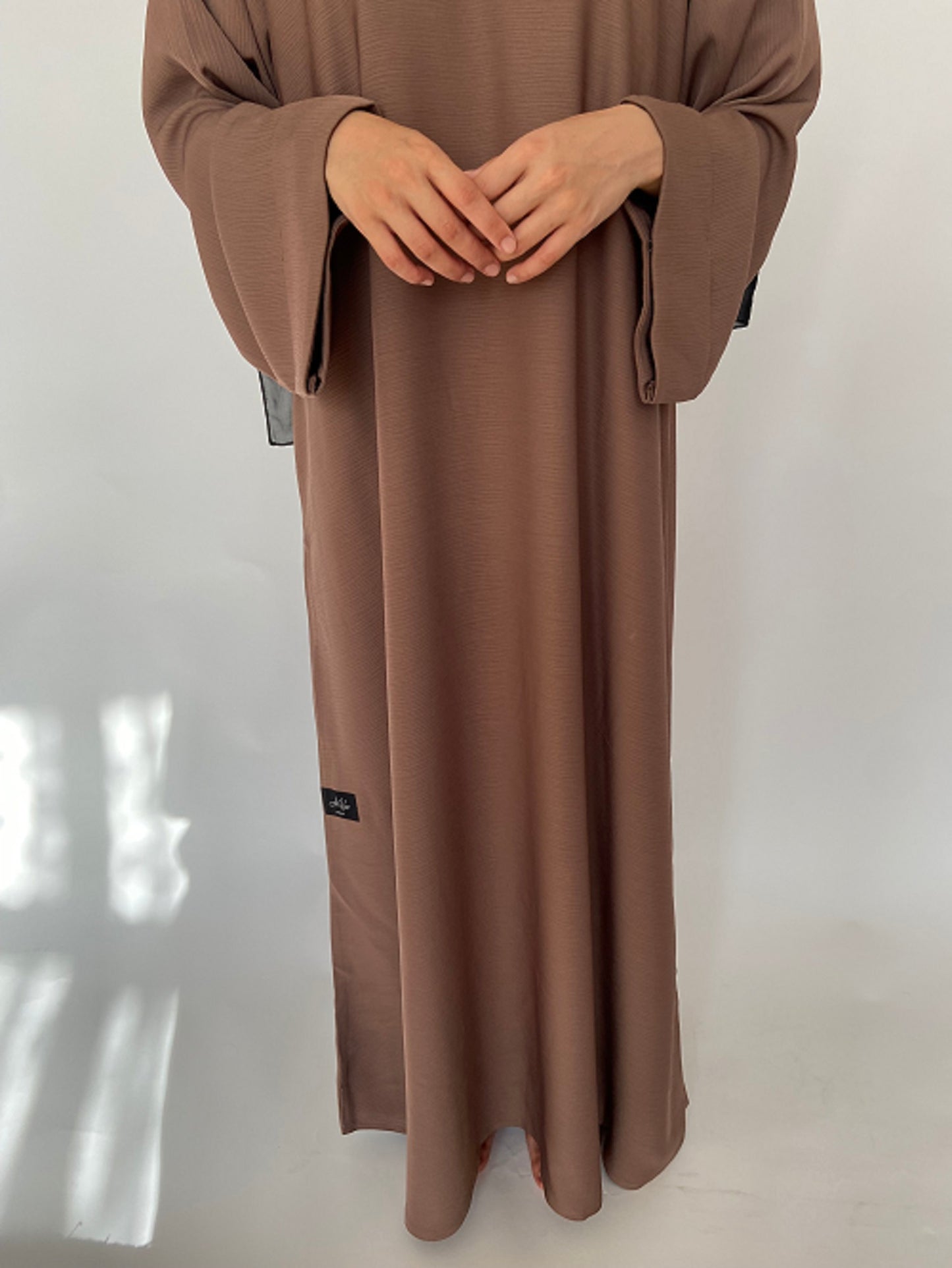 Zoom Closed Abaya | Brown